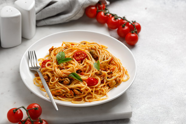 意大利面配贻贝，番茄，罗勒。海鲜的概念。图片下载