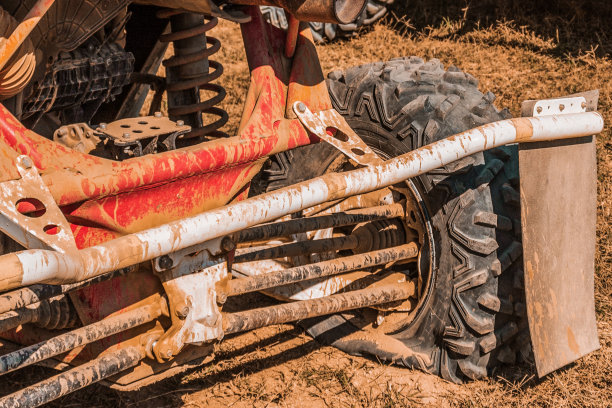 utv车的右后轮上有一个小孔的高角度视图图片下载