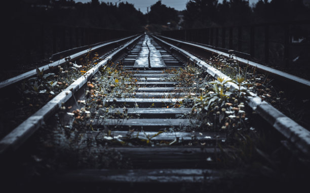 阴郁的废弃铁路公路的照片。图片下载