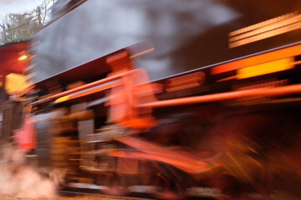 一辆经过的蒸汽机车的长曝光镜头图片下载