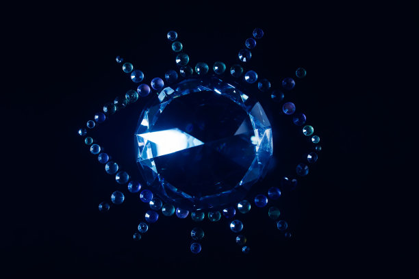 钻石和小石头做成眼睛的形状。图片下载