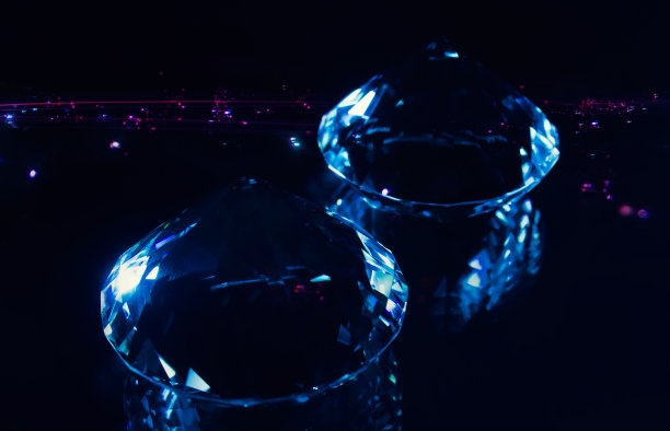 蓝色的钻石闪闪发光。图片下载