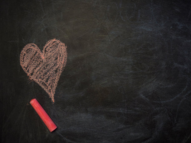 用粉笔在黑板上画出爱心，爱的象征图片下载
