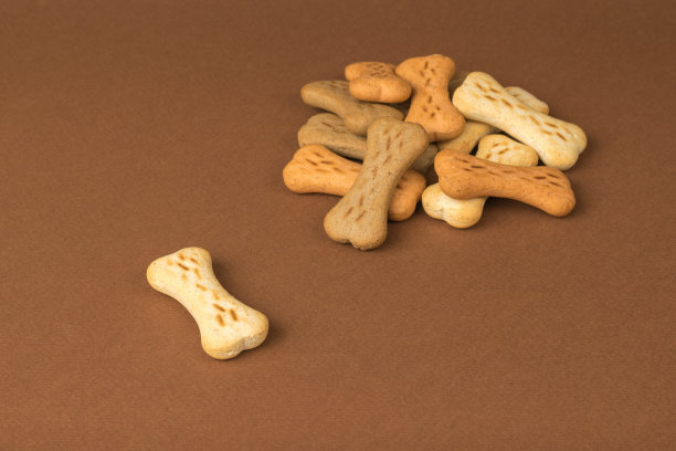 棕色背景的各种谷物饼干。图片下载