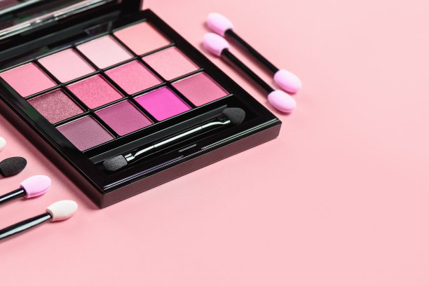 托盘阴影与贴花的女性眼睛化妆在红色的背景。图片下载