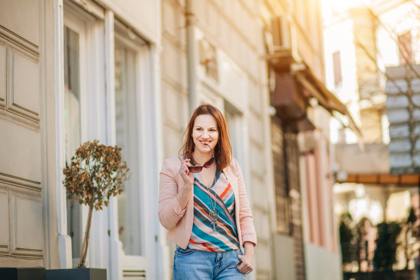 街上的快乐女人图片下载