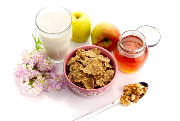 早餐有玉米片和苹果图片下载