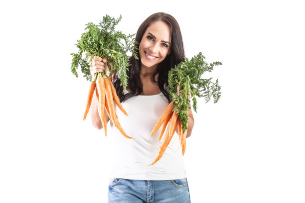欢快的年轻女子拿着一束新鲜的胡萝卜在白色的背景。图片下载