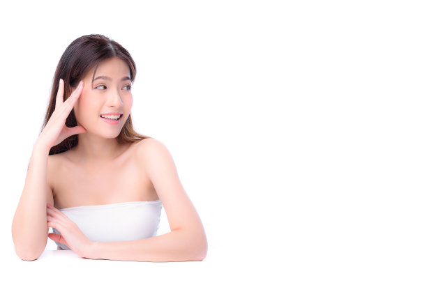 美丽迷人的年轻亚洲女人的肖像面部姿势和坐在白色的桌子图片下载