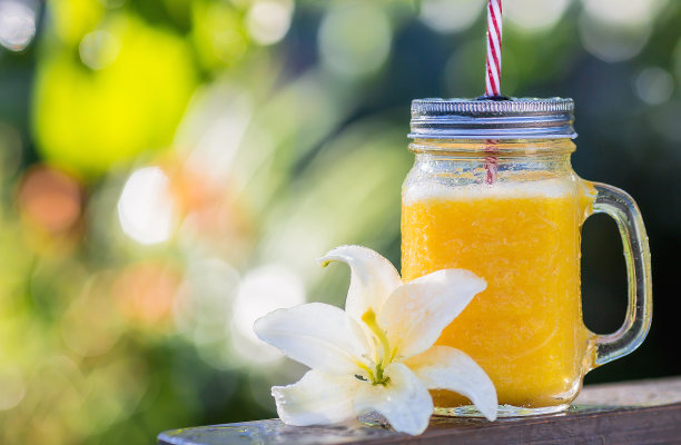 有用的页的食物。非常美味的甜点。橙色的鸡尾酒。热带水果的概念和饮食。副本的空间。图片下载