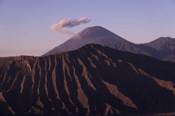 早晨，塞梅鲁山戴着美丽的云冠图片下载