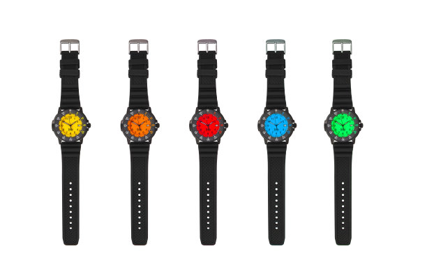 手表被隔离在白色背景上。带有硅胶手镯的运动腕表。注意潜水者。图片下载