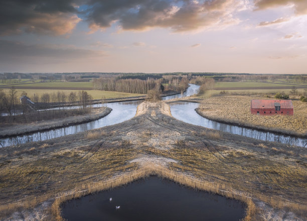 以河流为背景，画着落日的风景画。图片下载