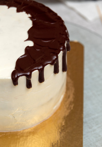 蛋糕上的巧克力污渍和白奶油。特写镜头。从以上观点。有选择性的重点。关于甜点和糖果的文章图片。图片下载