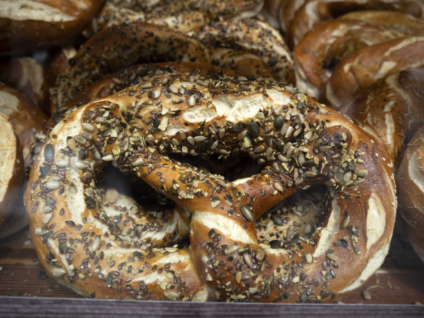 面包坊里不同风格的脆饼图片下载