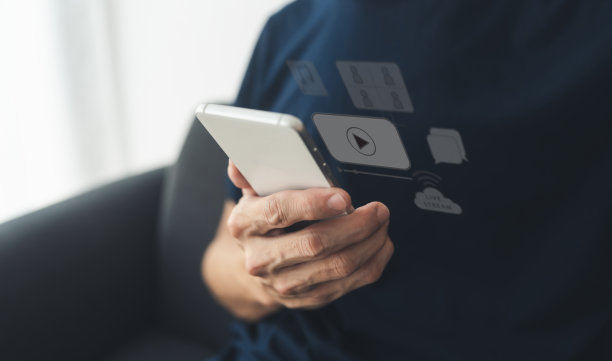 人们使用智能手机上的社交媒体应用程序进行视频、直播、会议或在线会议。现代娱乐生活方式和休闲通过网络技术，如音乐和聊天图片下载