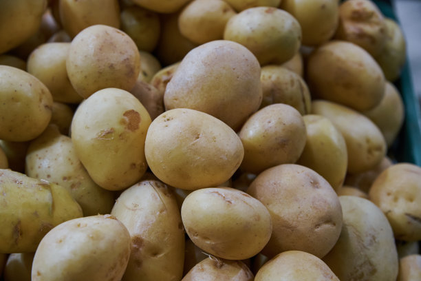 市场上摆放在货架上出售的有机土豆图片下载