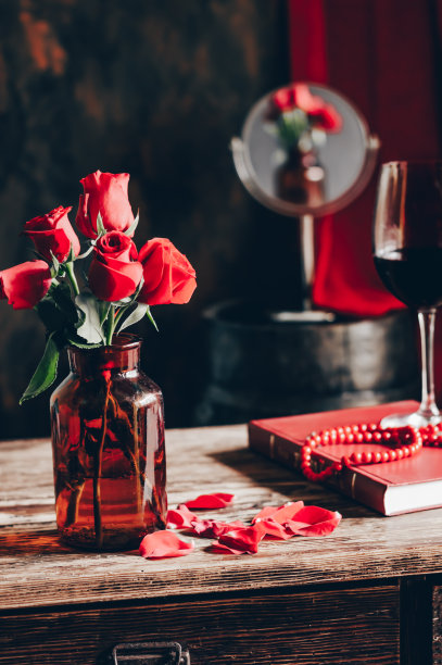 静物与玫瑰。反射。狭窄的焦点。散景风格。图片下载
