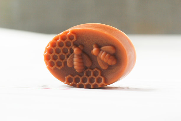 玫瑰手工香皂与盛开的玫瑰在白色木地板上合影。,草药肥皂。,特写照片。图片下载