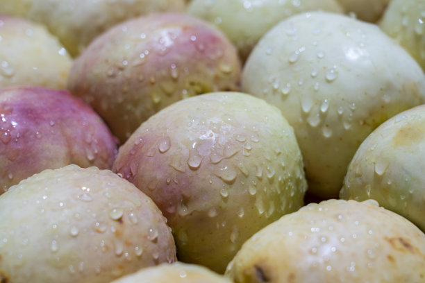 非洲坦桑尼亚桑给巴尔岛，当地街头食品市场上出售的生黄苹果图片下载