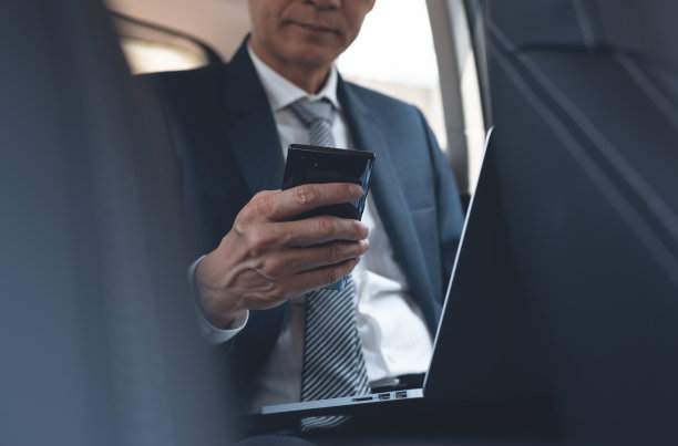 在车内工作的商人图片下载