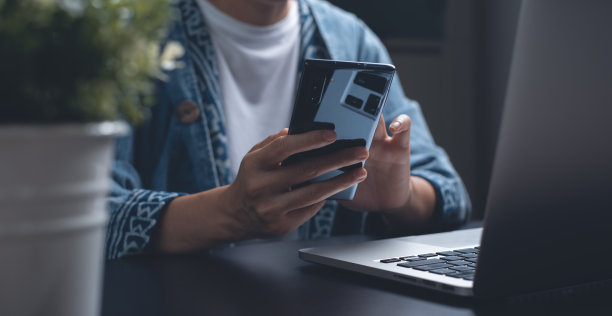 商务女性使用移动智能手机图片下载