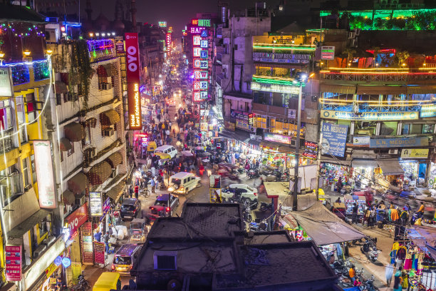 城市生活-主要巴扎尔夜间，帕哈尔甘吉，新德里，印度图片下载