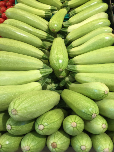 西葫芦堆在市场的摊位上图片下载