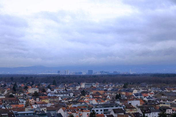 德国法兰克福阴天的天际线图片下载