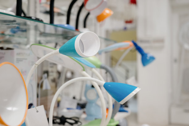 商店出售灯具和枝形吊灯。商店里的家用吊灯图片下载