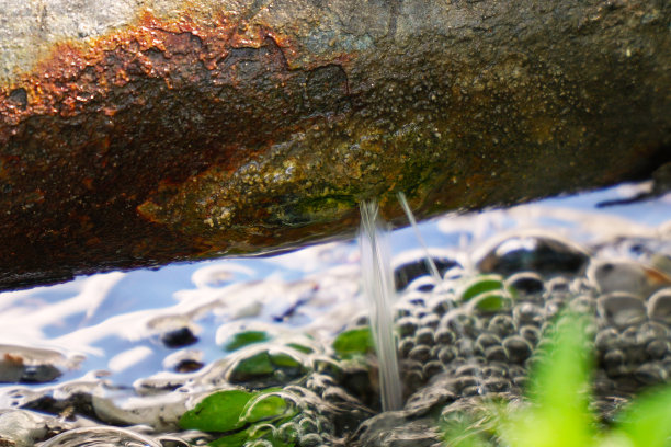 突破生锈的管道图片下载