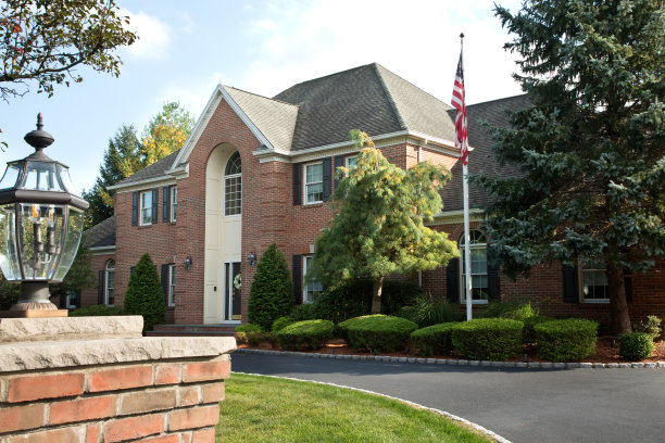 大型郊区住宅，入口处有装饰灯图片下载