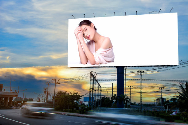 美丽迷人的年轻亚洲女人的肖像摆面部和坐在白色的桌子广告广告牌图片下载