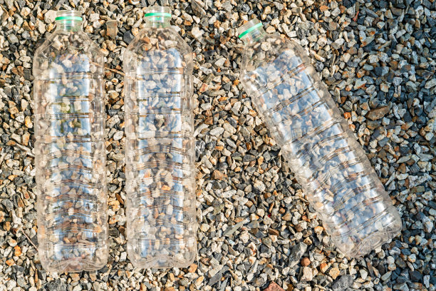 手持或触摸塑料瓶。产品成型塑料聚合物。来自石化工厂的产品。图片下载