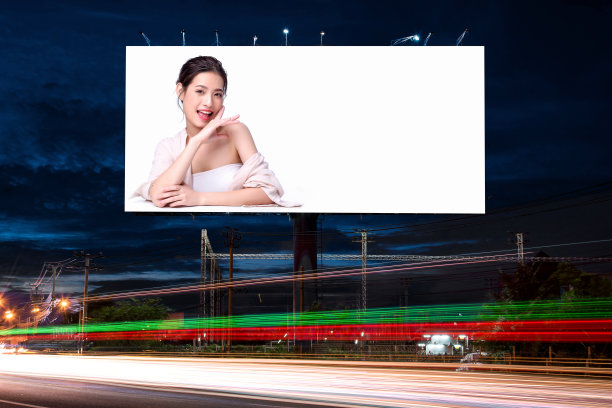 美丽迷人的年轻亚洲女人的肖像摆面部和坐在白色的桌子广告广告牌图片下载