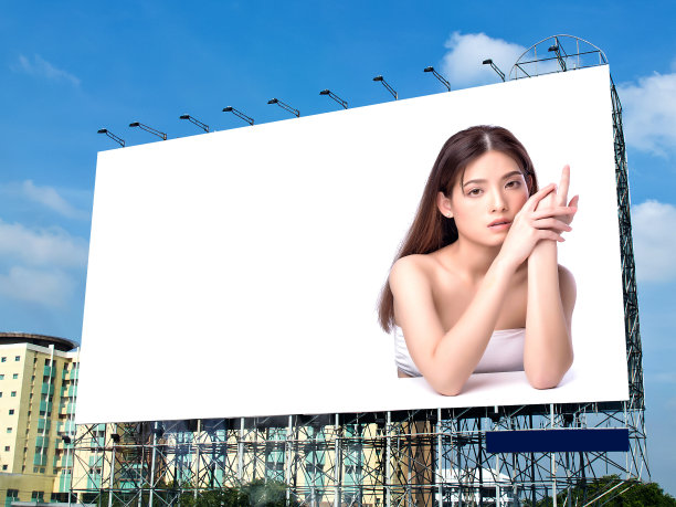 美丽迷人的年轻亚洲女人的肖像摆面部和坐在白色的桌子广告广告牌图片下载