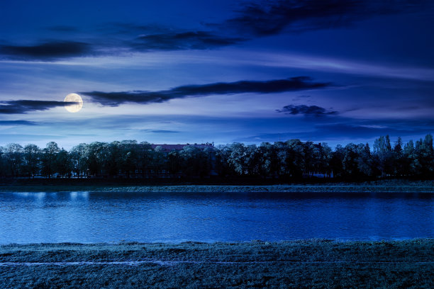 夜间的河堤图片下载