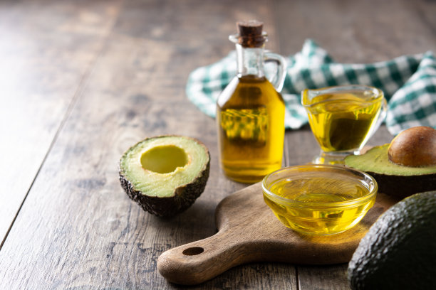 油和成熟的新鲜鳄梨图片下载