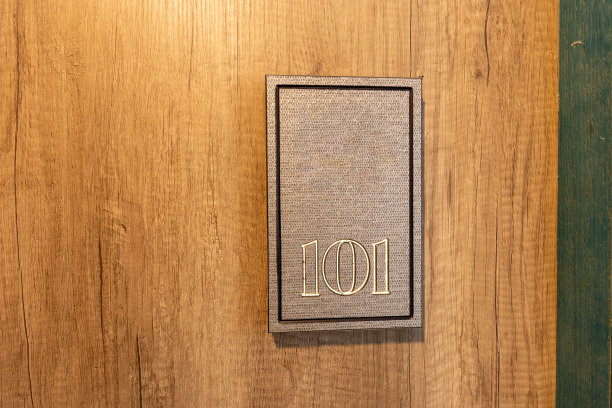 酒店木门上的房间号图片下载