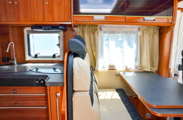 露营车，房车，大篷车内部，家庭度假旅行的房车内部视图图片下载