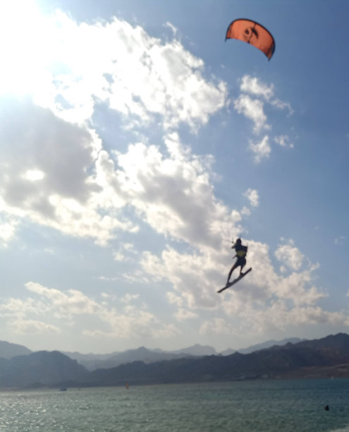 风筝冲浪者在高高的天空中飞翔图片下载