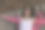 乐观的拉丁美洲女性(33岁)对春天的到来感到非常高兴。她仰面躺着，背景是干树叶。她穿着一件粉红色的花连衣裙。春天的概念。图片下载