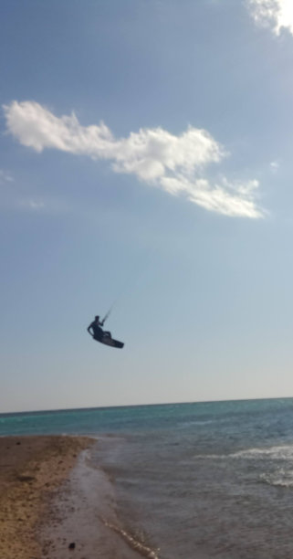 风筝冲浪者在高高的天空中飞翔图片下载