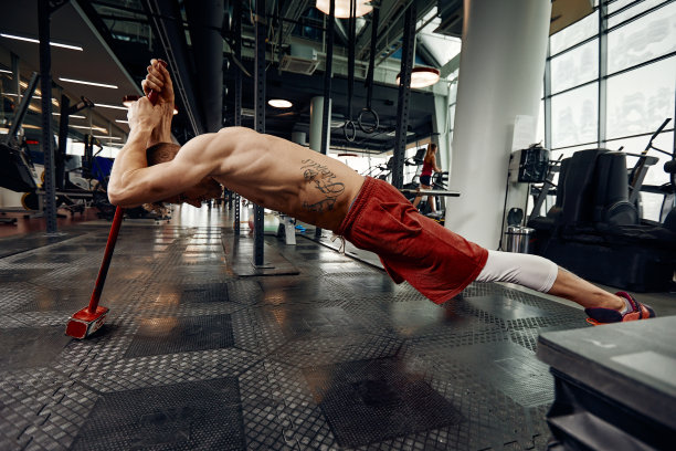 男子健身训练用大而重的轮胎锤。概念训练，交叉力量图片下载