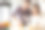 小女孩和她的父亲在厨房里烤面包图片下载