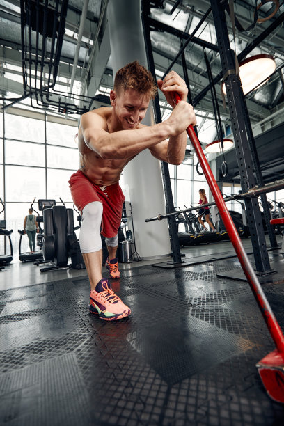 男子健身训练用大而重的轮胎锤。概念训练，交叉力量图片下载