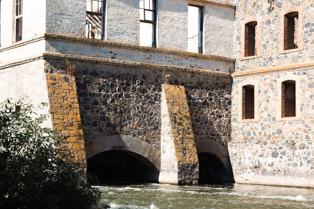 科托尔乡村的一座古老城堡图片下载