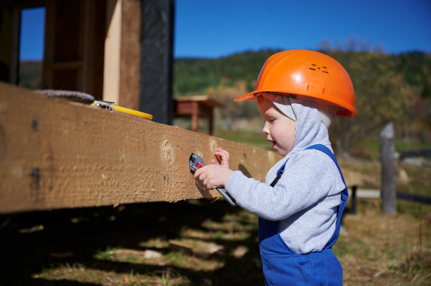 小男孩在建筑工地扮演建筑工图片下载