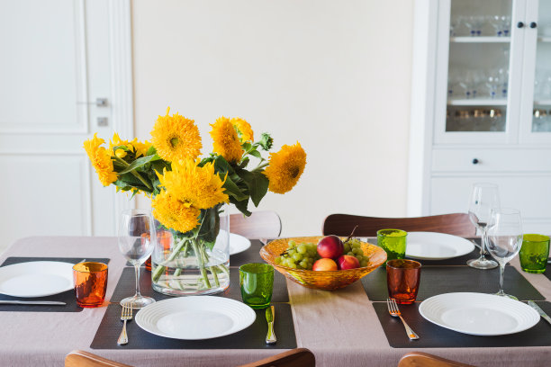餐桌上放着一束向日葵。图片下载