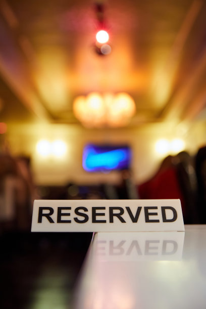 餐厅桌子上的塑料牌匾上有铭文。图片下载